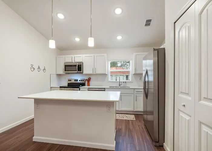 Coastal Vibes & Family Fun-Spacious 3Br, Kidz Zone, Desirable Neighborhood
