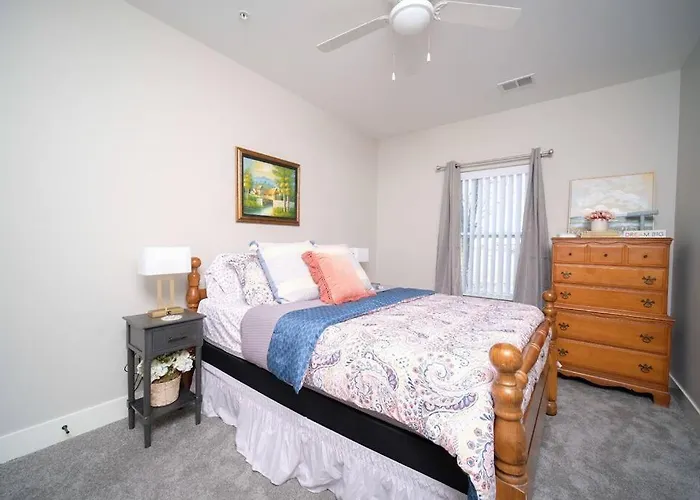 Main Floor Cozy 2 Bedroom Condo In Bettendorf