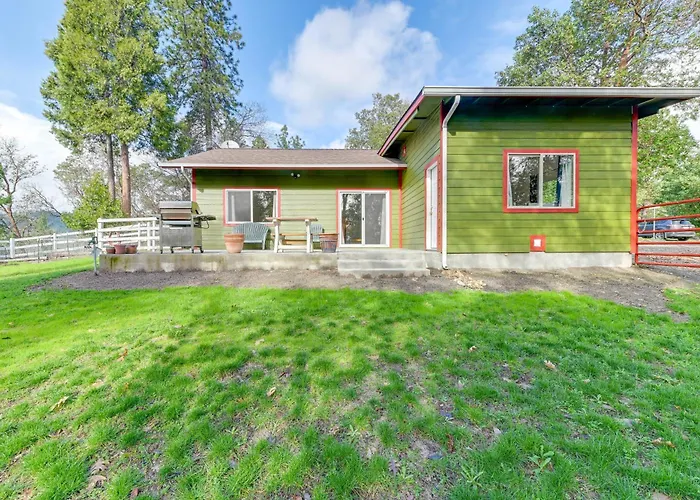 Charming Grants Pass Cottage W/ Patio & Gas Grill!