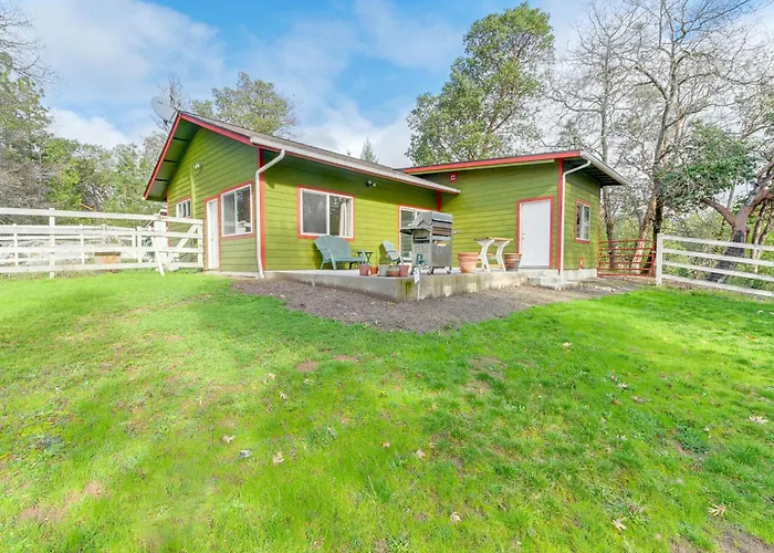 Charming Grants Pass Cottage W/ Patio & Gas Grill!