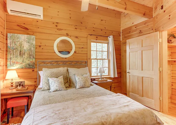 'Toccoa Waterfront Hideaway:' Hot Tub & Fire Pit!