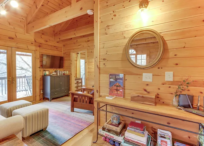 'Toccoa Waterfront Hideaway:' Hot Tub & Fire Pit!