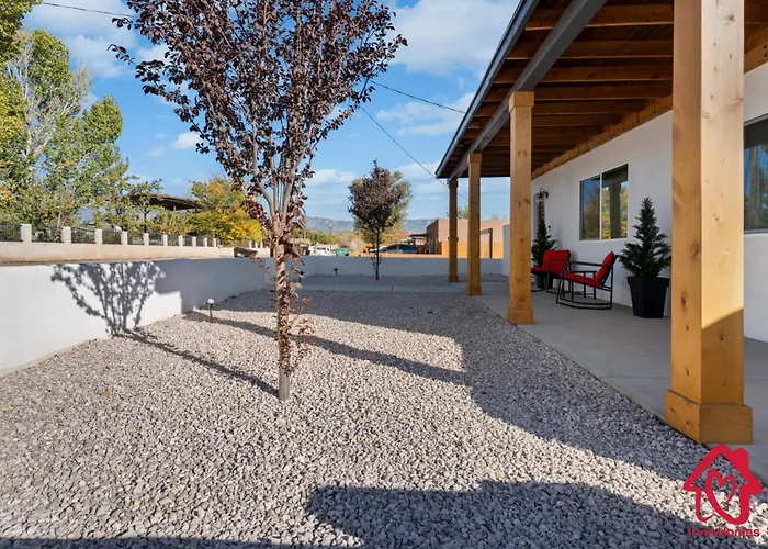 Valleyvibe: Modern Comfort In North Valley - An Irvie Home