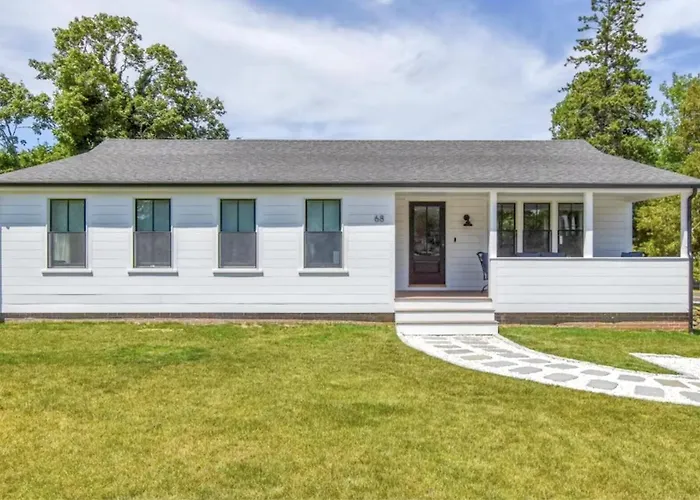 Renovated Kitchen Less Than 2 Miles To Beach!