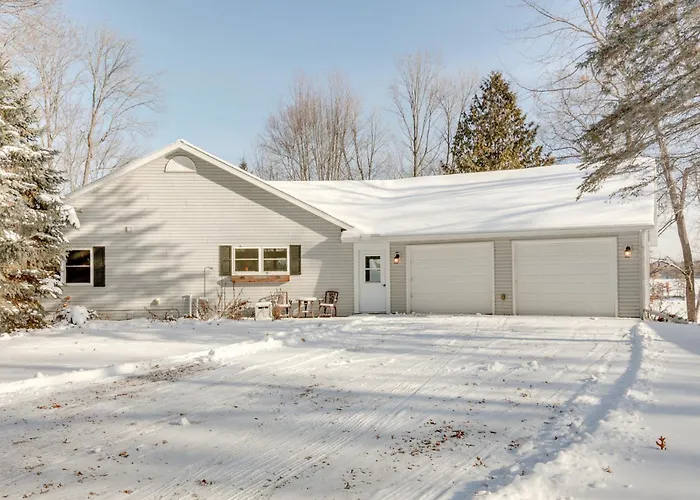 Lakefront Tomahawk Getaway W/ Deck & 2 Fireplaces!