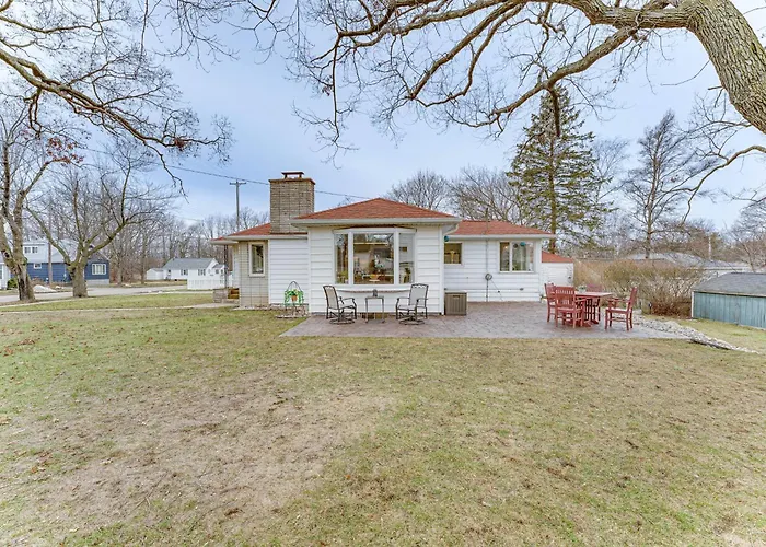Quiet Manistee Home W/ Patio < 1 Mi To Beaches!
