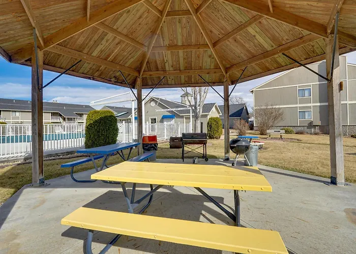Lakefront Osage Beach Abode W/ Grill & Pool Access