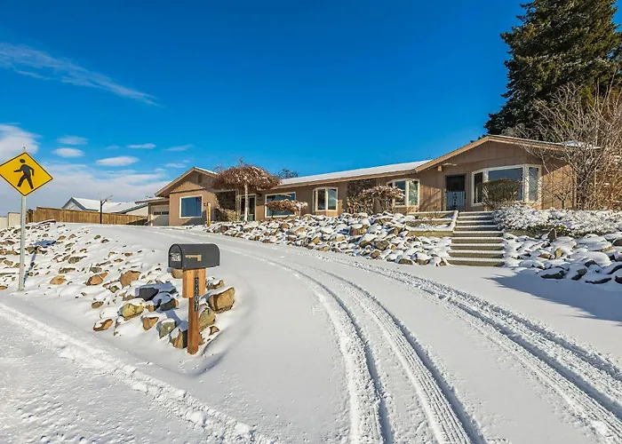 East Wenatchee Oasis 4Br, Pool, Hot Tub, Loop Trail