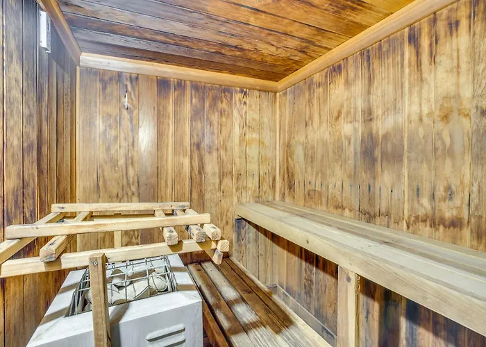 Grand Junction Condo: Balcony, Community Pool!
