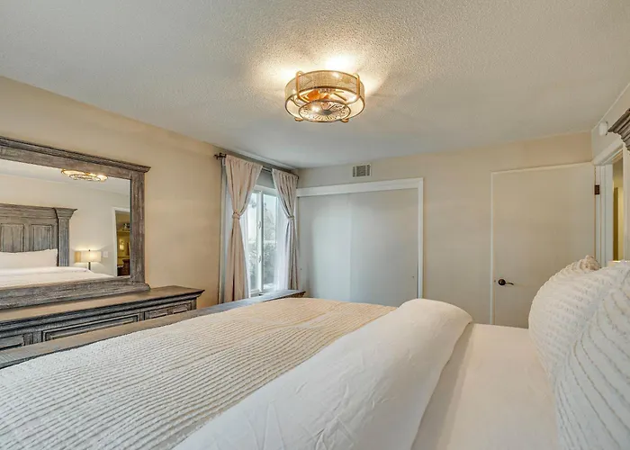 Grand Junction Condo: Balcony, Community Pool!