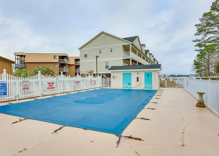 Townhome W/ Outdoor Pool & White Lake Access!