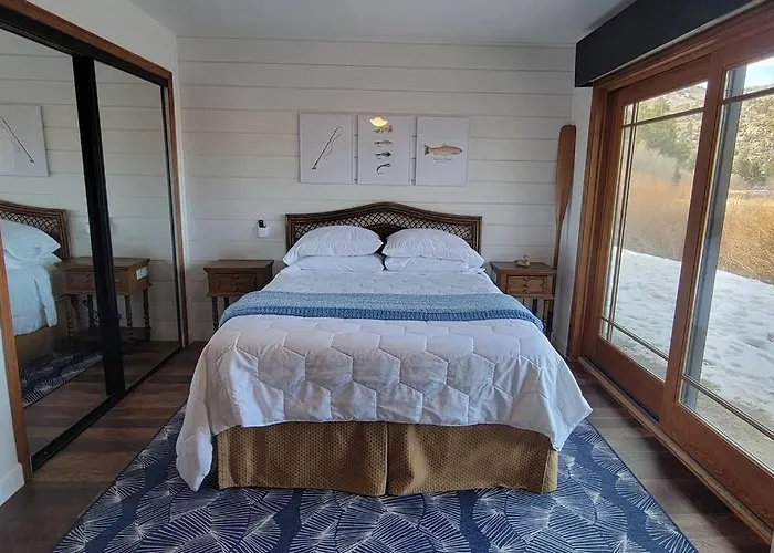 Lakefront Mountain Retreat