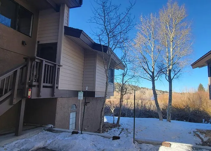 Lakefront Mountain Retreat