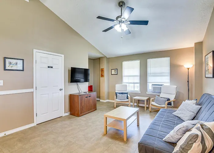 Walk To Crystal Beach! Family & Pet-Friendly Haven