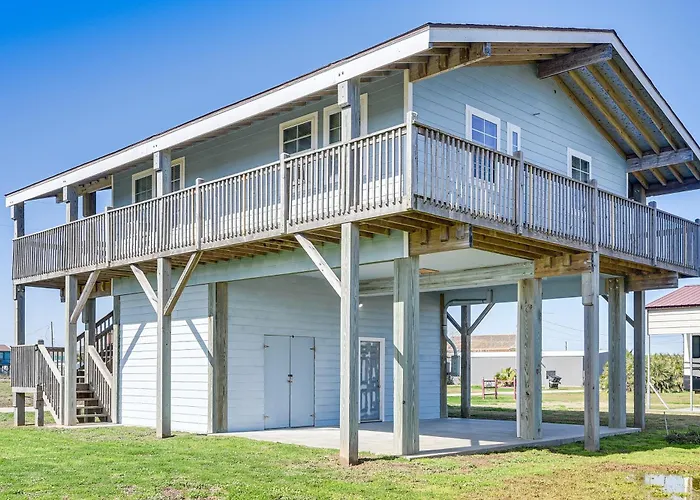 Walk To Crystal Beach! Family & Pet-Friendly Haven