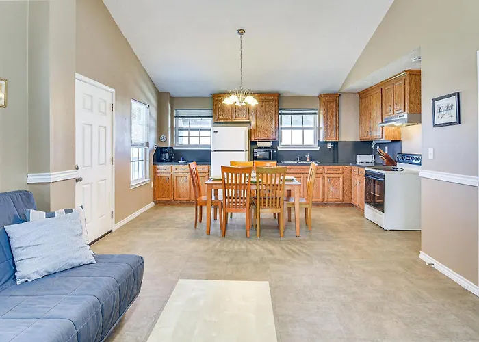 Walk To Crystal Beach! Family & Pet-Friendly Haven