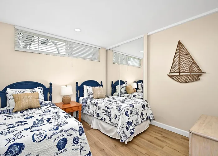 Three Bedroom Three Bath Home W Patio 1 Block From Beach