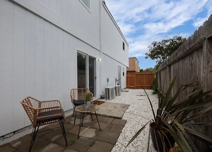 Downtown Beach Home, 5 Min To Beach! Backyard, Bbq