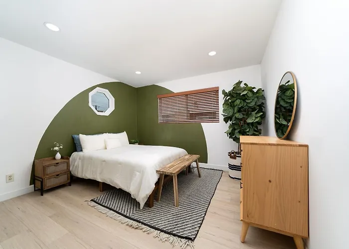 Downtown Beach Home, 5 Min To Beach! Backyard, Bbq