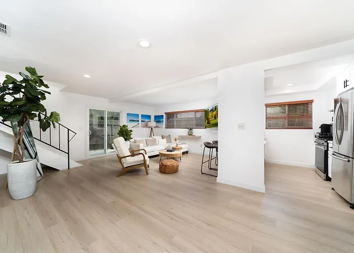 Downtown Beach Home, 5 Min To Beach! Backyard, Bbq