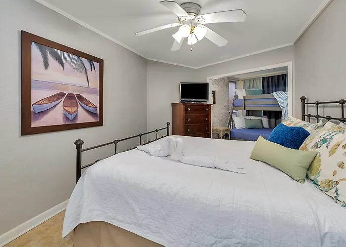 Steps To East Beach & Pet Friendly W/ 2 King Beds