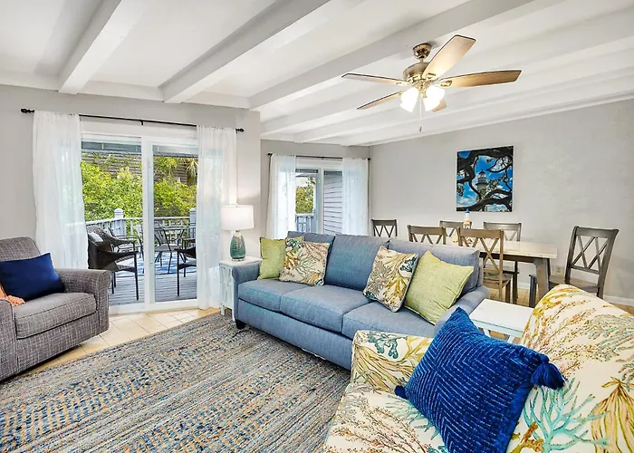 Steps To East Beach & Pet Friendly W/ 2 King Beds