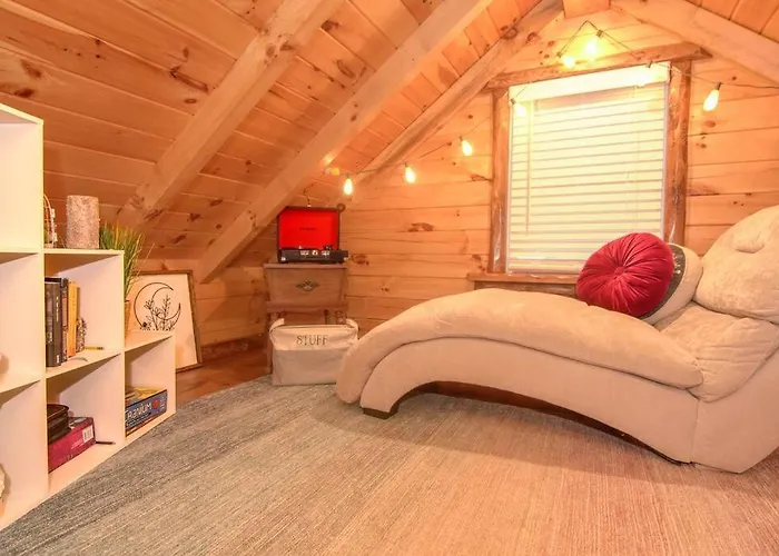 Charming Lakeview Cabin Near Geneva-On-The-Lake!