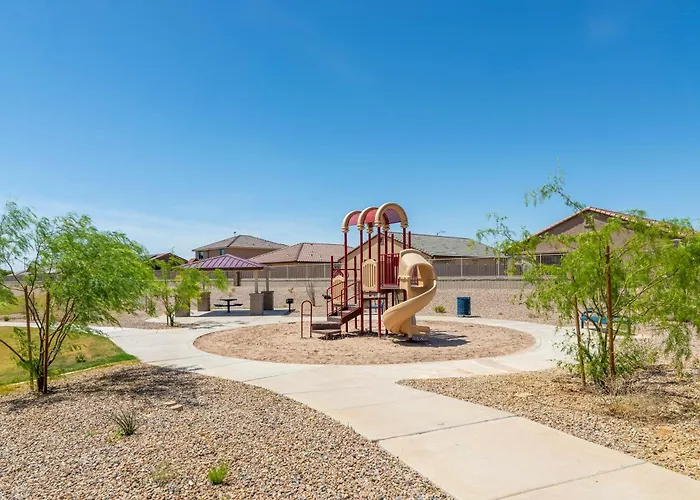 Spacious Family Oasis ~ Pooltable ~ Backyard ~ Pkg