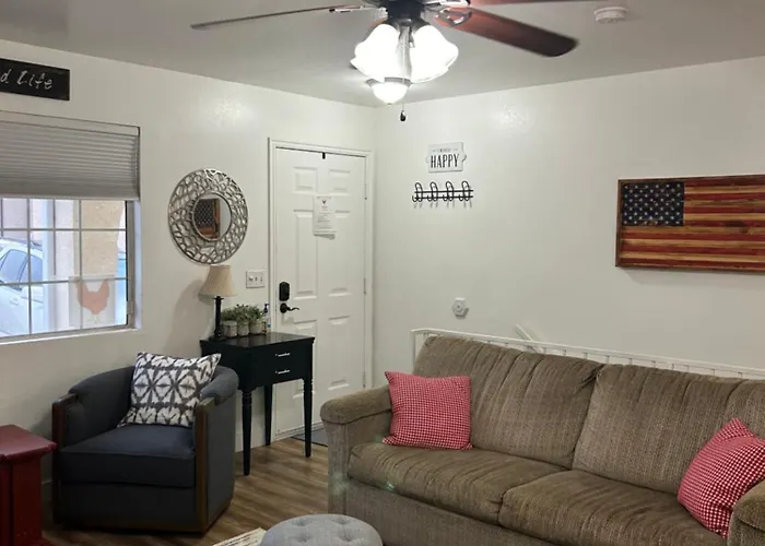 Red Hen Rental - 2 Bed With 1 Full Bath 1 Half Bath Full Kitchen