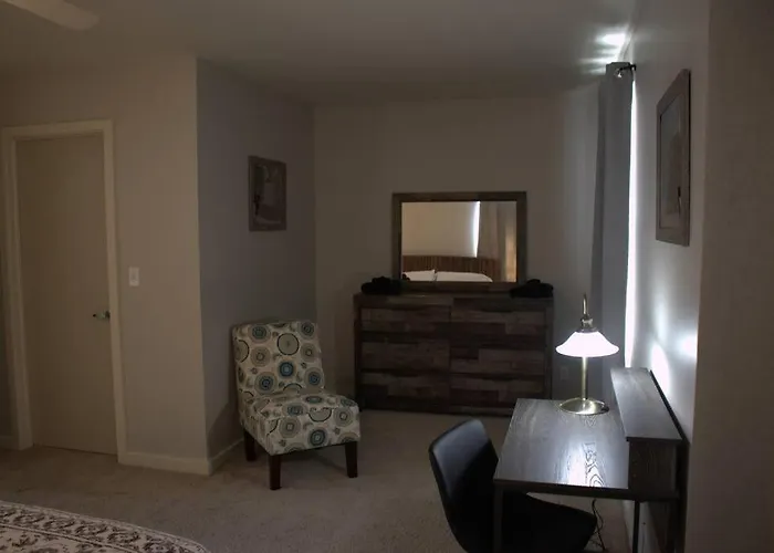 Athens City Townhouse, 2 King Masters, 2.5 Baths
