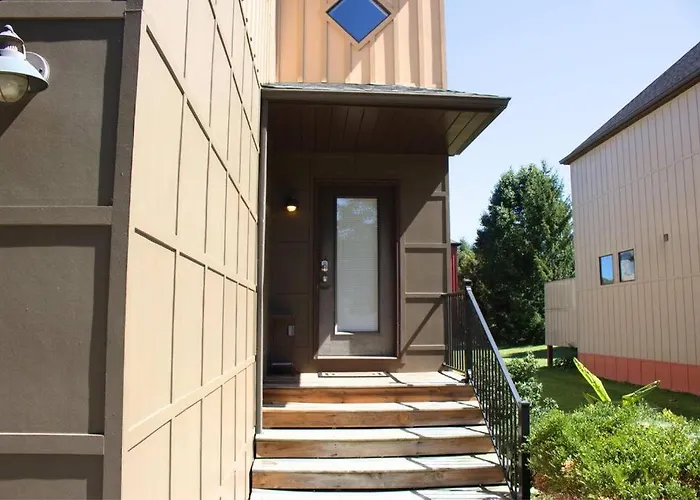 Athens City Townhouse, 2 King Masters, 2.5 Baths