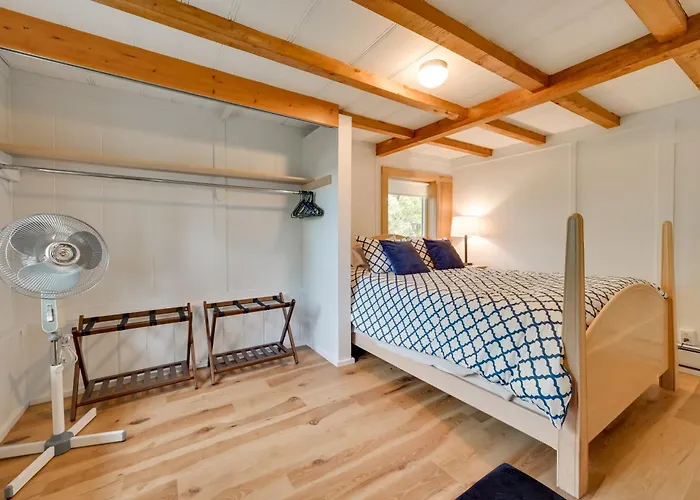 Cozy Harbor Springs Vacation Rental, 13 Mi To Town