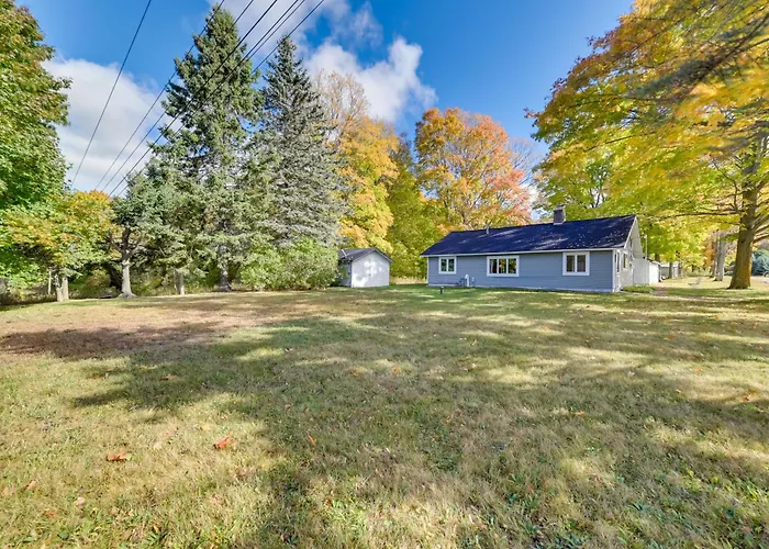 Cozy Harbor Springs Vacation Rental, 13 Mi To Town