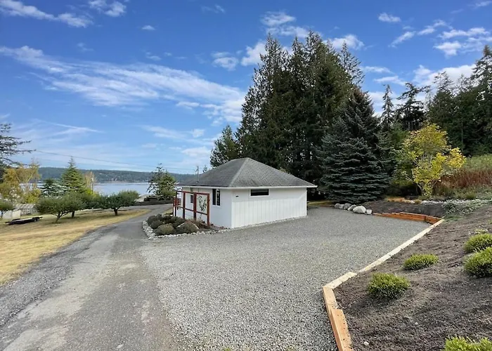 Cottage On The Bay- Hot Tub, Beach, Dock, Kayaks