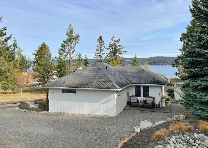 Cottage On The Bay- Hot Tub, Beach, Dock, Kayaks
