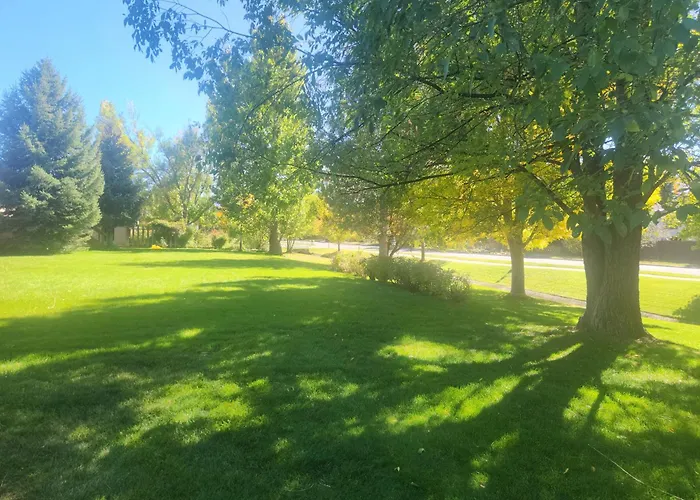 Happy Home - Cozy Retreat With Deck Near Downtown Carbondale