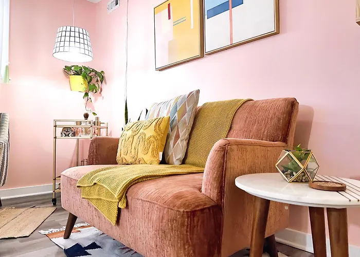 1 Chic & Cozy Retreat Walk To Ku/Mass/Dining!