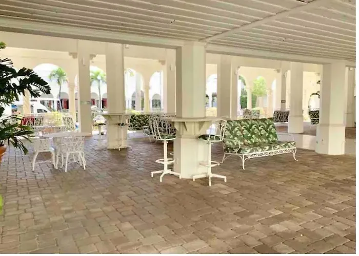 Romantic Studio In The Heart Of Palm Beach