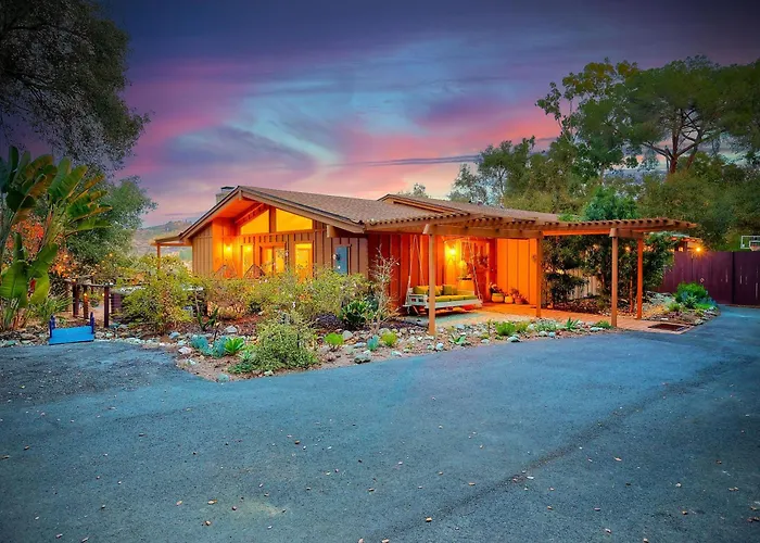 City Getaway, Hot Tub, Fire Pit, Game Room, Bbq, Hiking Trails, Vineyard Views, B-Ball