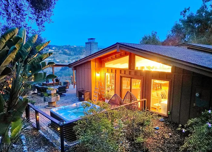 City Getaway, Hot Tub, Fire Pit, Game Room, Bbq, Hiking Trails, Vineyard Views, B-Ball