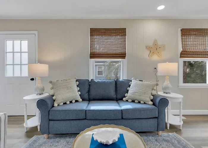 Coastal 3Bd Bungalow One Block From Scenic Walkway