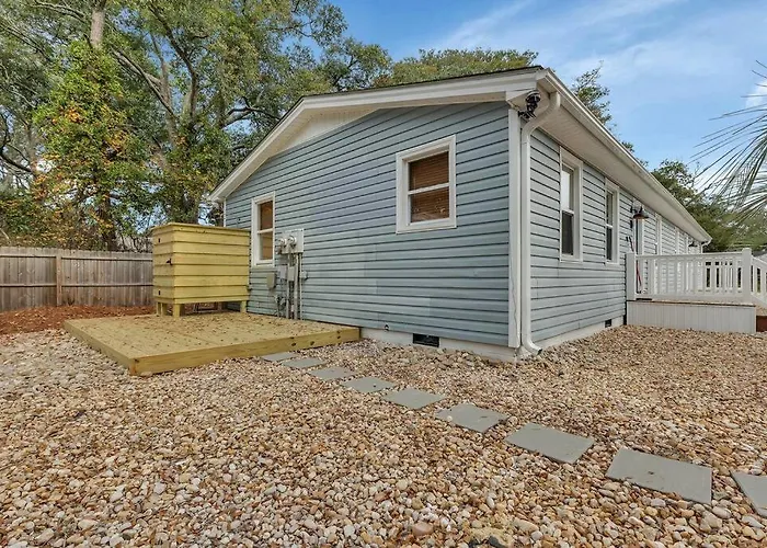 Coastal 3Bd Bungalow One Block From Scenic Walkway