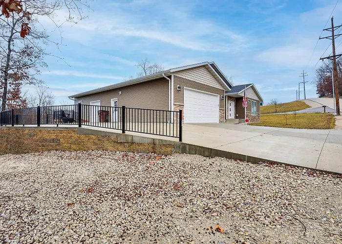 Lake Ozark Apartment W/ Balcony < 1 Mi To Water!