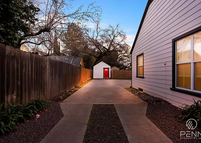 The Red Door Guesthouse - Cozy, Central And Quiet