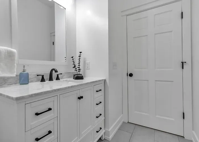 Carriage House Loft - King Bed And Garage Parking