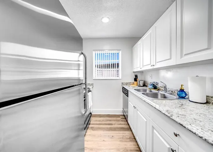 Chic And Central Condo - Palm Wave Says