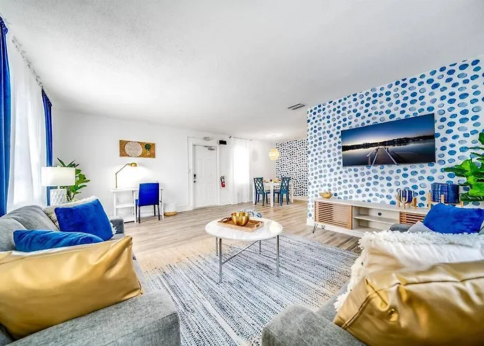 Chic And Central Condo - Palm Wave Says
