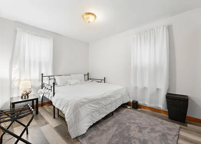 Sleeps 5 Near Ferry, Train To Boston And Downtown -2Br Apartment
