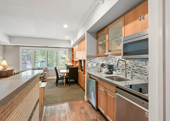 Palisades Tahoe Lodge Rentals Studio #226
