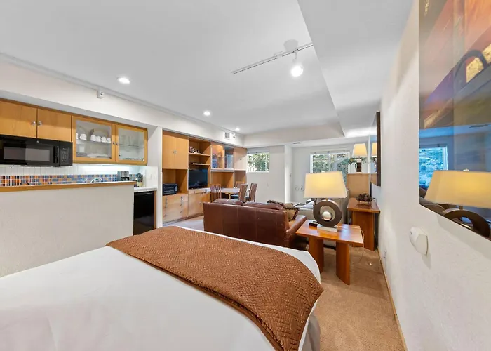 Palisades Tahoe Lodge Rentals Studio #232